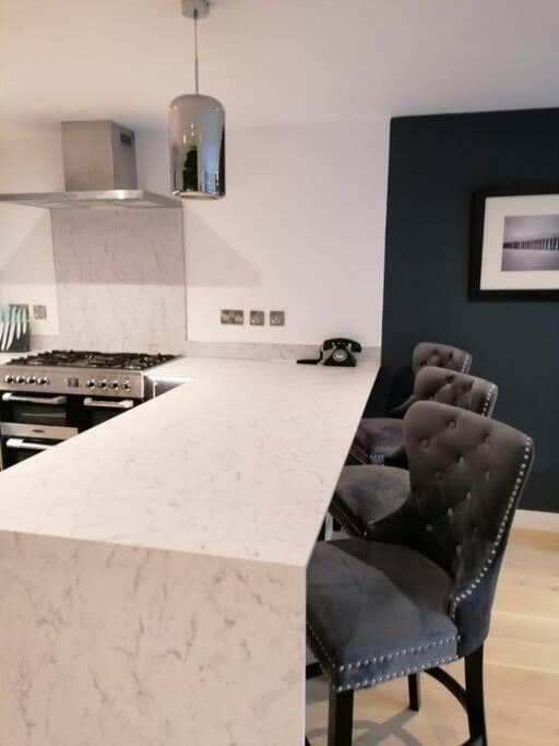 Апартаменты New Town House With *Free Allocated Parking* Брайтонн Экстерьер фото