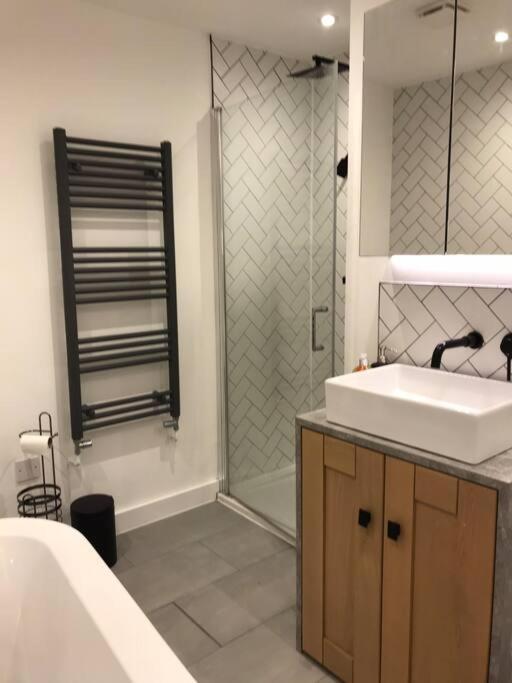 Апартаменты New Town House With *Free Allocated Parking* Брайтонн Экстерьер фото