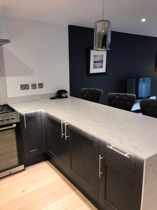 Апартаменты New Town House With *Free Allocated Parking* Брайтонн Экстерьер фото
