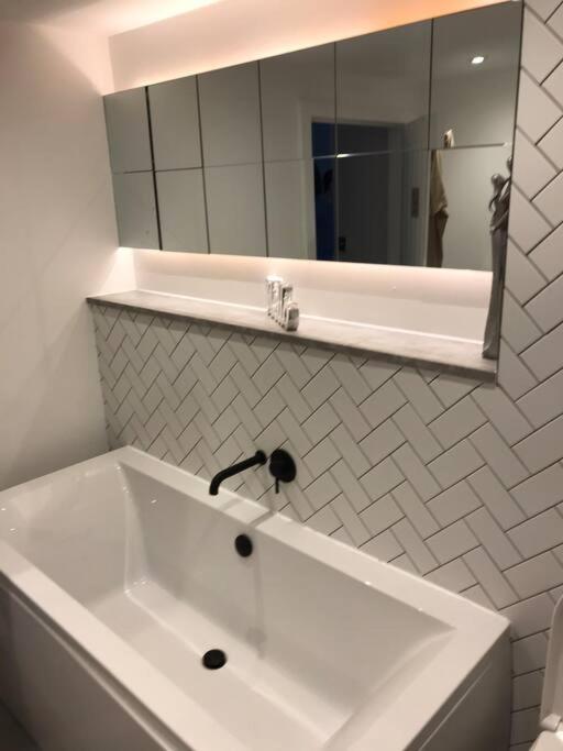 Апартаменты New Town House With *Free Allocated Parking* Брайтонн Экстерьер фото